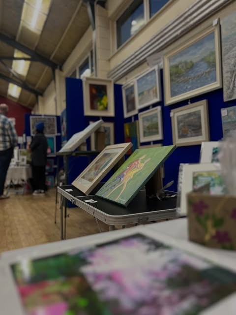 Exhibition hall at Barna Art Fair 2025